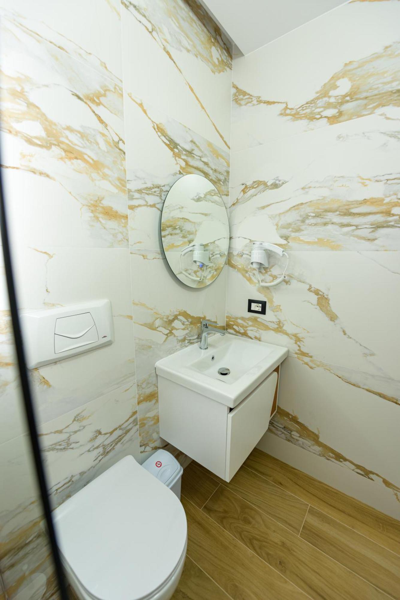 Kevin'S Aparthotel Vlorë 外观 照片